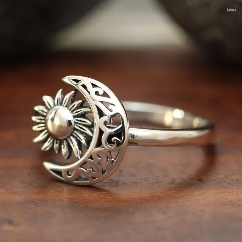 Cluster ringen retro zilveren kleur Sun Moon Ring voor mannen en vrouwen in ins -stijl niche -ontwerp modieuze matching accessoires