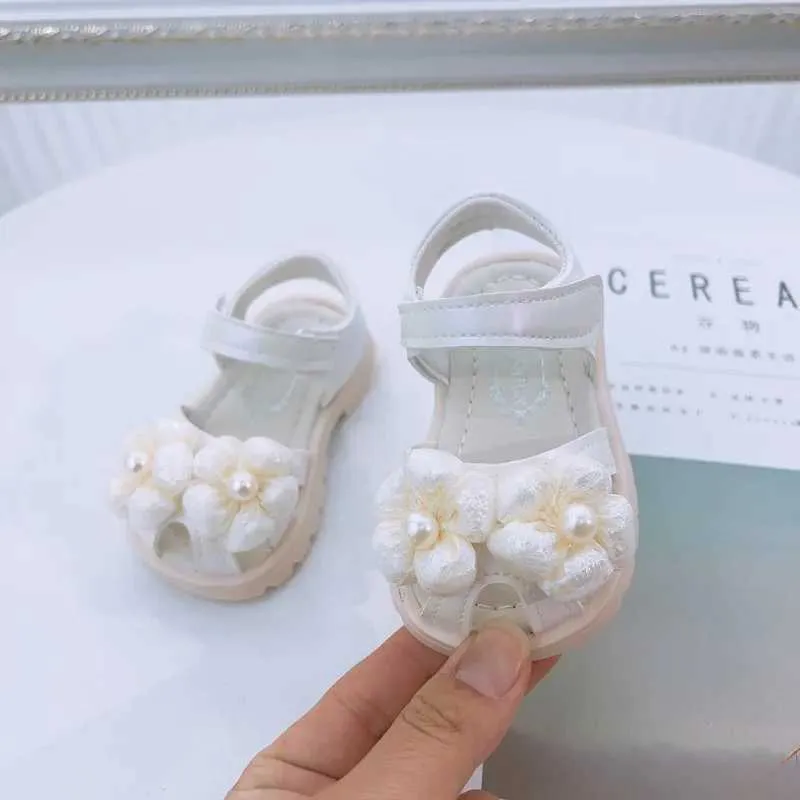 Сандалии сандалии детские девочки сандалии 2023 Новая летняя сладкая цветочная жемчужная обувь