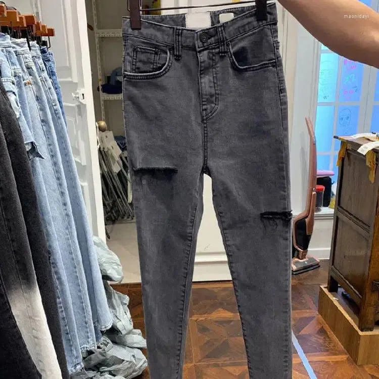 Damesjeans Koreaanse mode 2024 Zomerontwerp om oude rand te doen gescheurde kleine voetbroek hoge taille vrouw