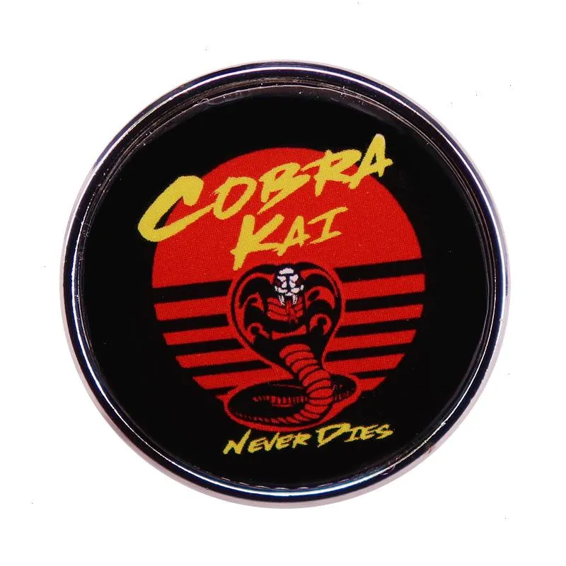 Amerikanische TV -Serie Cobra Kai stirbt nie Badge süße Anime -Filme Spiele Harte Emaille Pins sammeln Metal Cartoon Brosche