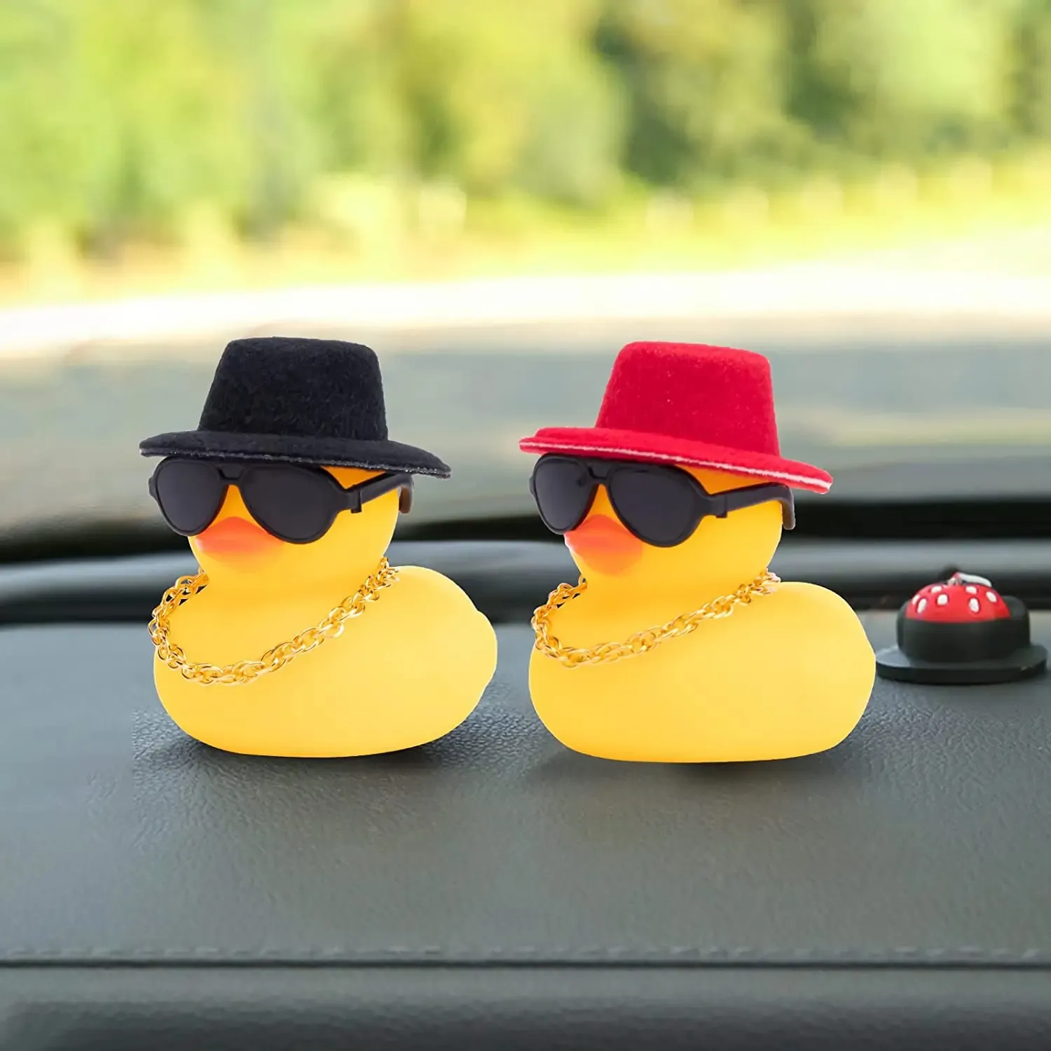 ゴム製のアヒルのおもちゃの車の装飾黄色のアヒルの車のダッシュボード装飾クールな眼鏡かわいい帽子スカーフカーと家の装飾