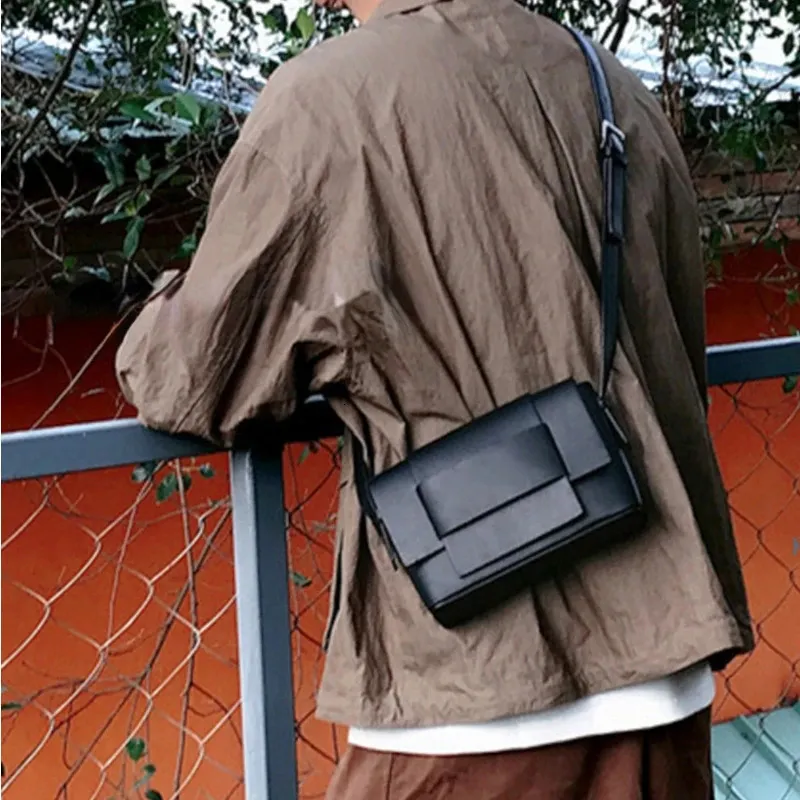 Lyxdesigner Mens Crossbody Bag Fashion Small Square Simple Mångsidig One Shoulder Messenger 240429