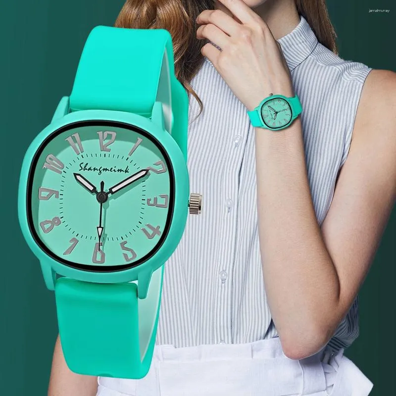 腕時計ファッション女性の時計シリコンストラップ腕時計クォーツ時計
