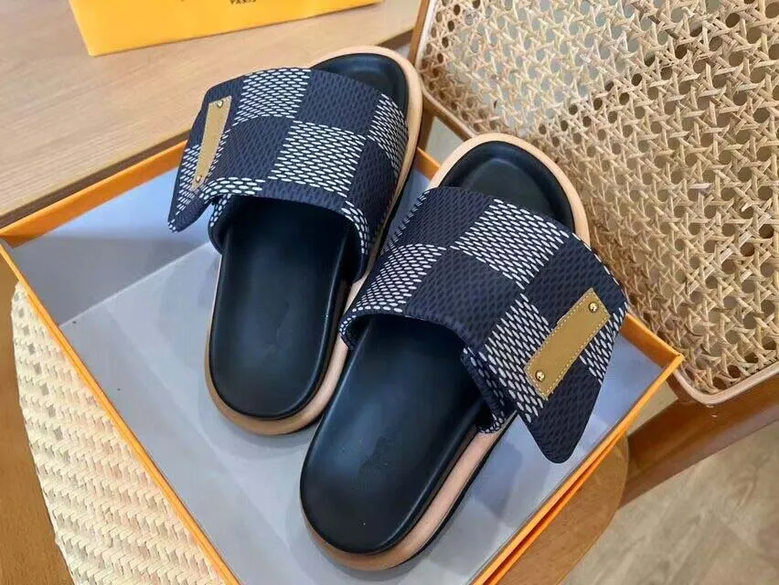 2024 SS Woman Sandal Damier Pool Pillow Flat Comfort Mule Slip On Leather Rubber Sole Open Toe Par Storlek 35-45Box Luxury Designer Flat