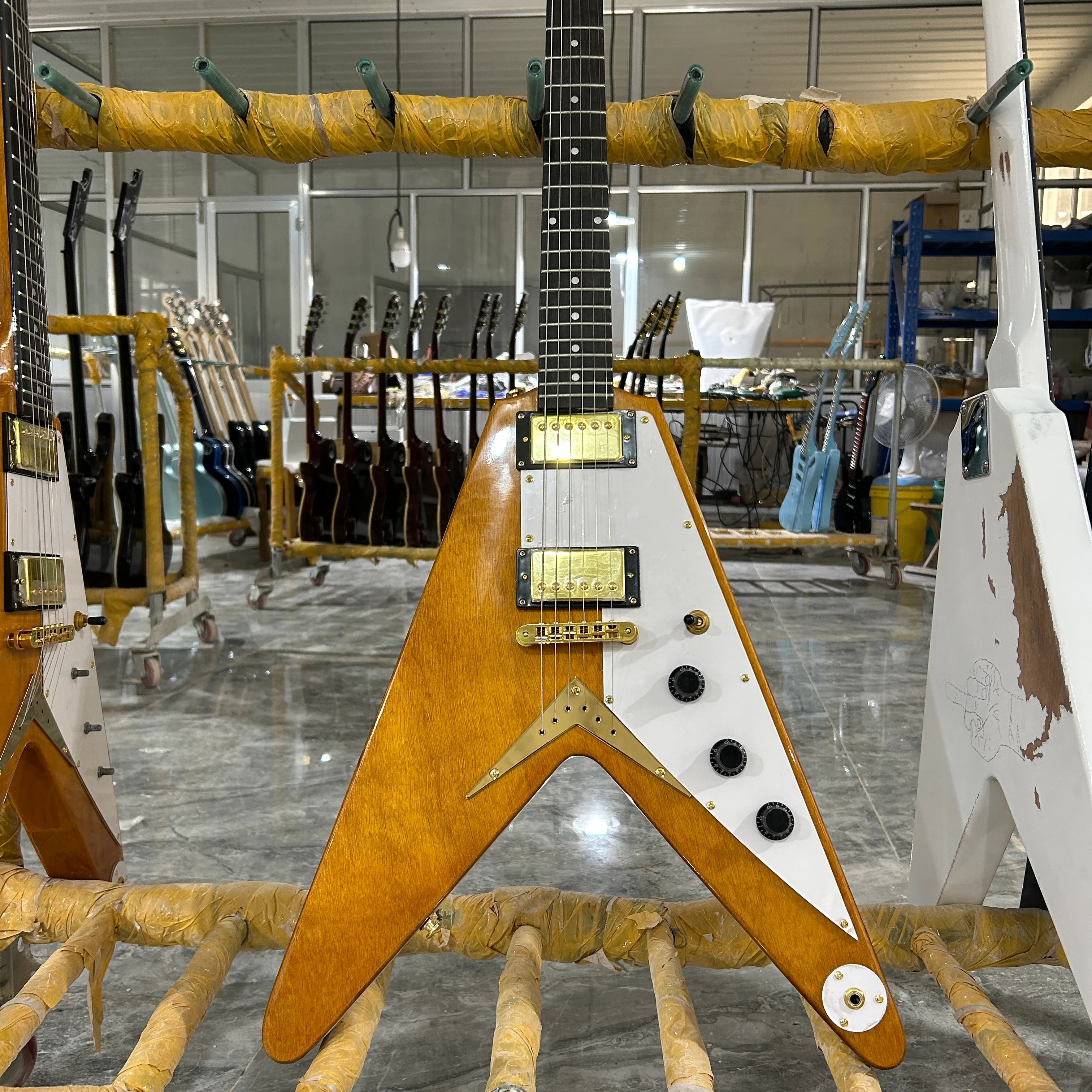 1958 Koeina Fly-V E-Gitarre Mahagoni Body Rosenholz Fingerbrett transparent gelbe Farbe Goldene Hardware weiße Pickguard 6 Saiten kostenlos Schiff rechts