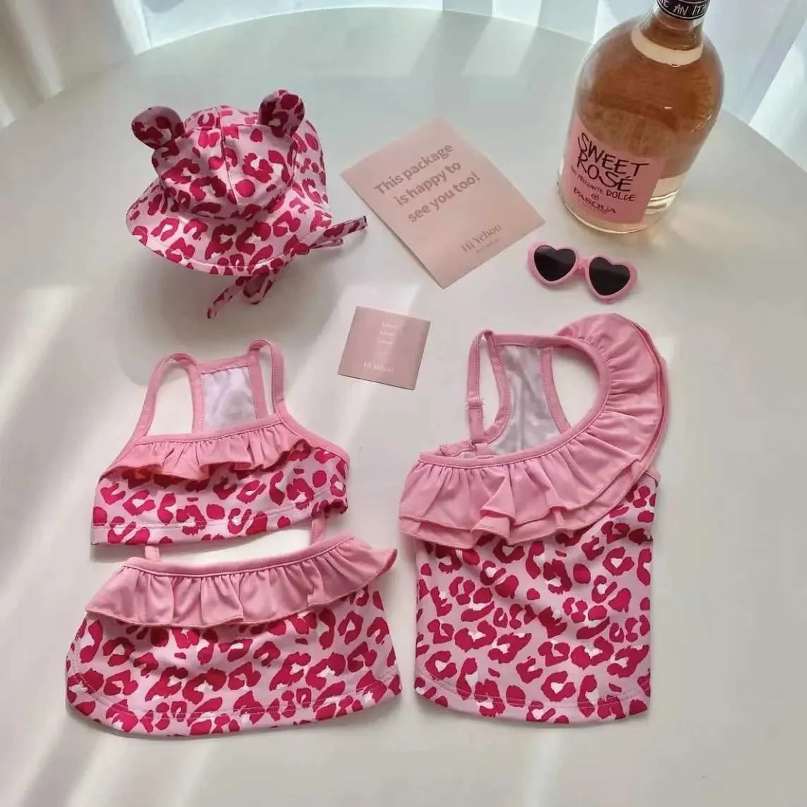 Hundekleidung Ins Welpen Weste Pink Leopardenmuster Badeanzug Katzentransformation Outfit mit Schwimmkappe einteilige Schleuderbikini Kleidung H240506