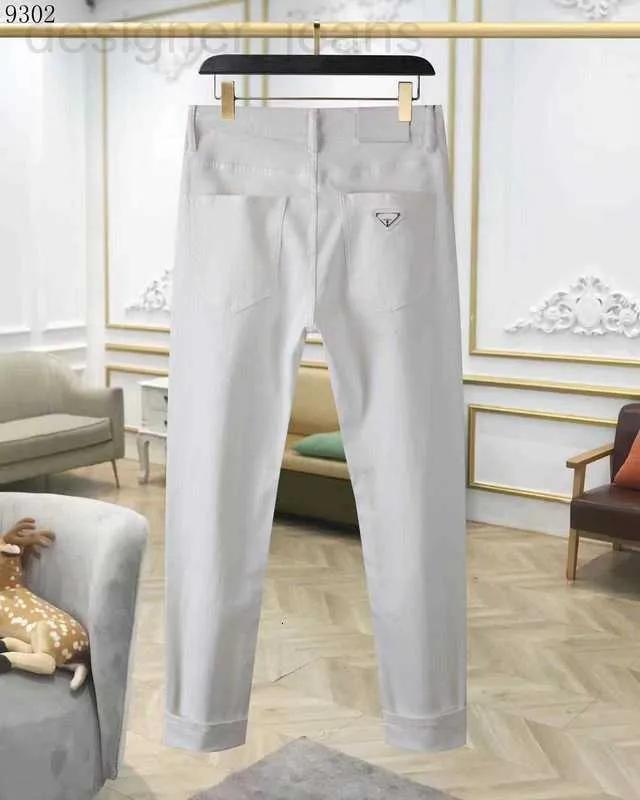 Designer de jeans masculin 2023 Dernières annonces Skinny Jeans Triangle Triangle Label Letters Pattel Floral Imprimé Pantalon Denim Men Homme Hip Hop White Taille 29-40 RXAH