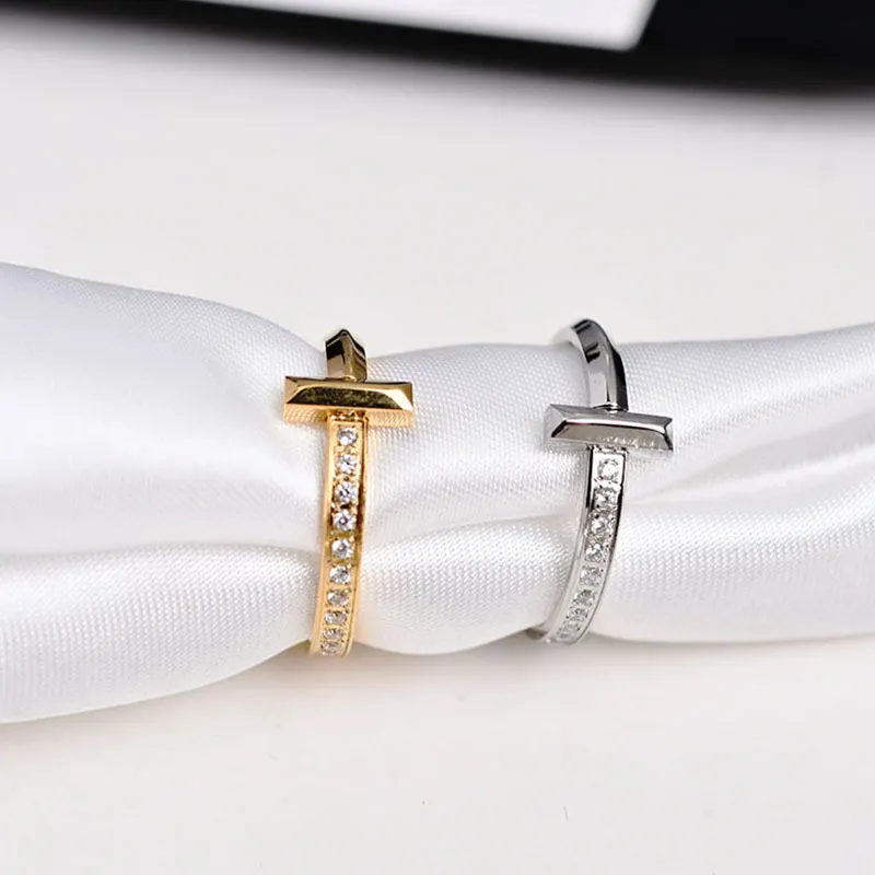 Nuovo anello di designer di marchi alla moda con anello a forma di T-forma in platino 18K intalati intalati intaliato in acciaio in acciaio di matrimonio gioielli ad alta edizione ad alta edizione all'ingrosso di gioielli di lusso all'ingrosso