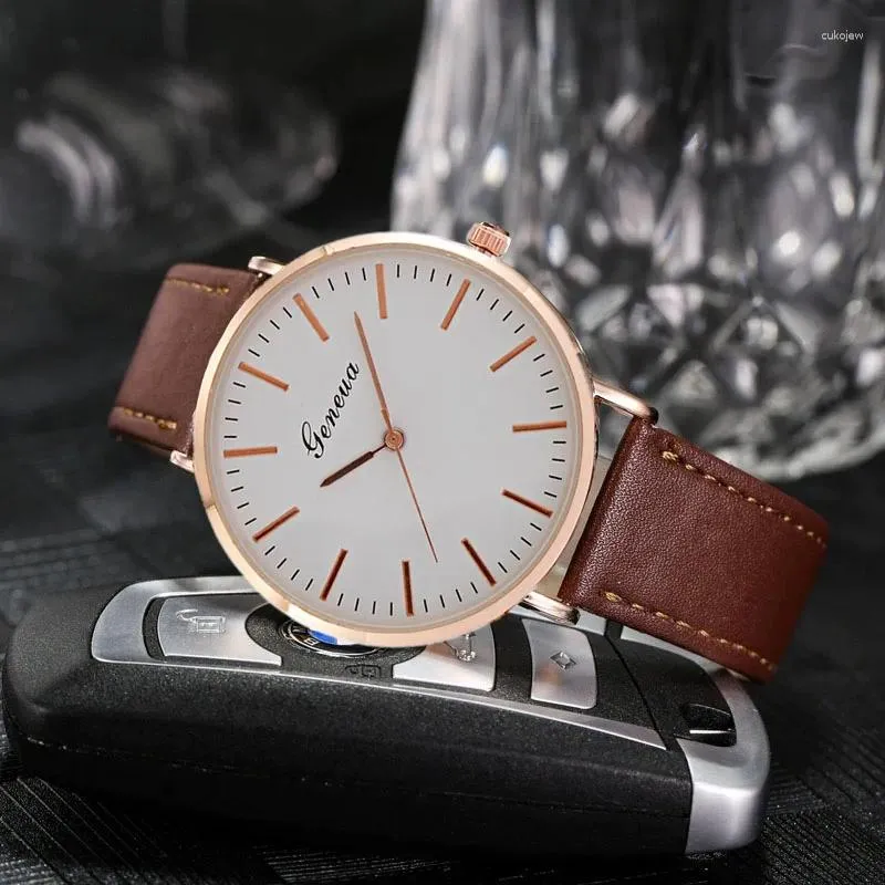 Montre-bracelets Watch Watch luxueux en cuir de quartz décontracté légèrement en relief pour hommes adaptés aux hommes de loisirs en plein air