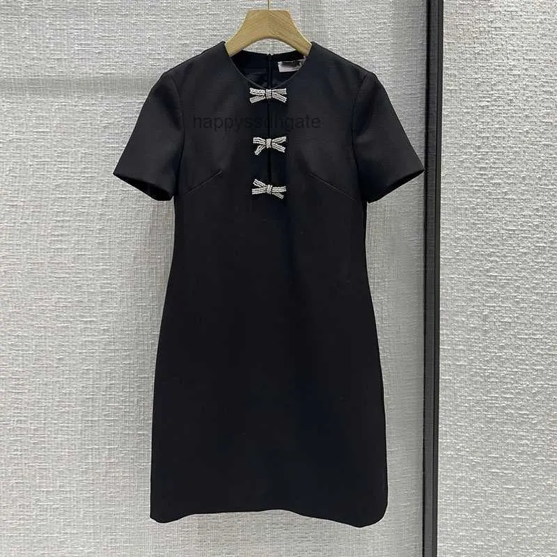 Vestidos casuales básicos de moda 24 primavera/verano Nuevo decoración de lazo de lazo redondo de cuello redondo de manga corta minimalista pequeña edición falda corta negra