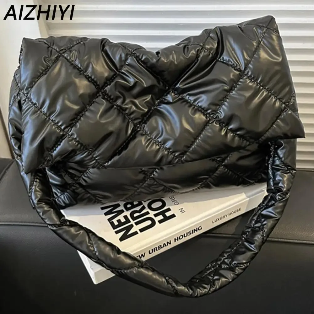 Bolsa de bolsas para hinchar para mujeres de invierno bolsos de hombro acolchado de algodón acolchado bolso de bolso plisado comprador mensajero 2023 240423