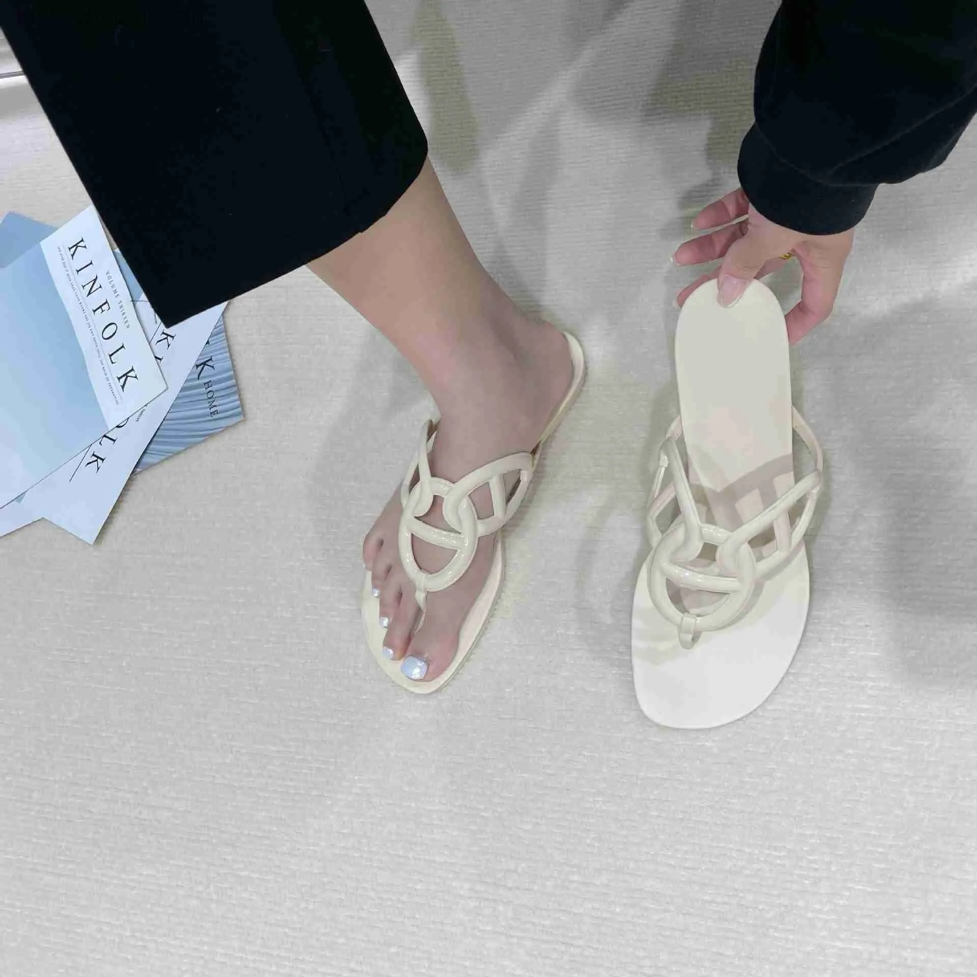 Slippers de concepteur de luxe H Pantanes à chevrons à la mode femelle portant une version coréenne imperméable Pince de pied plat avec un logo de marque 1: 1