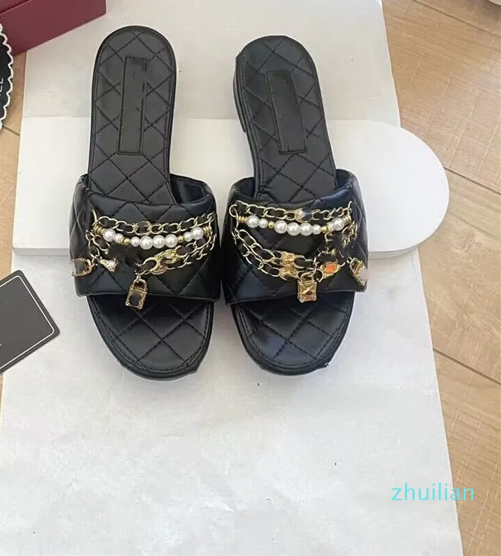 Designer de luxe Slide Slippers Flip Flip Clops en cuir Lady Femme Fashion Classic Shoes Mesdames