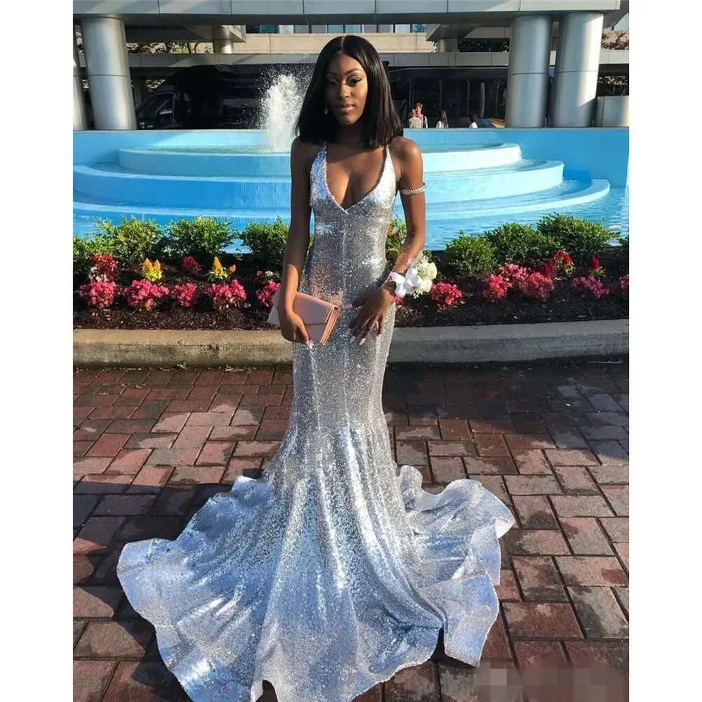 Sparkly Silver Sequins Mermaid Prom Dresses 2024 Deep V Neck Spaghetti Straps Sweep Train Black Girl Evening Party Gown Formal Occasion Wear