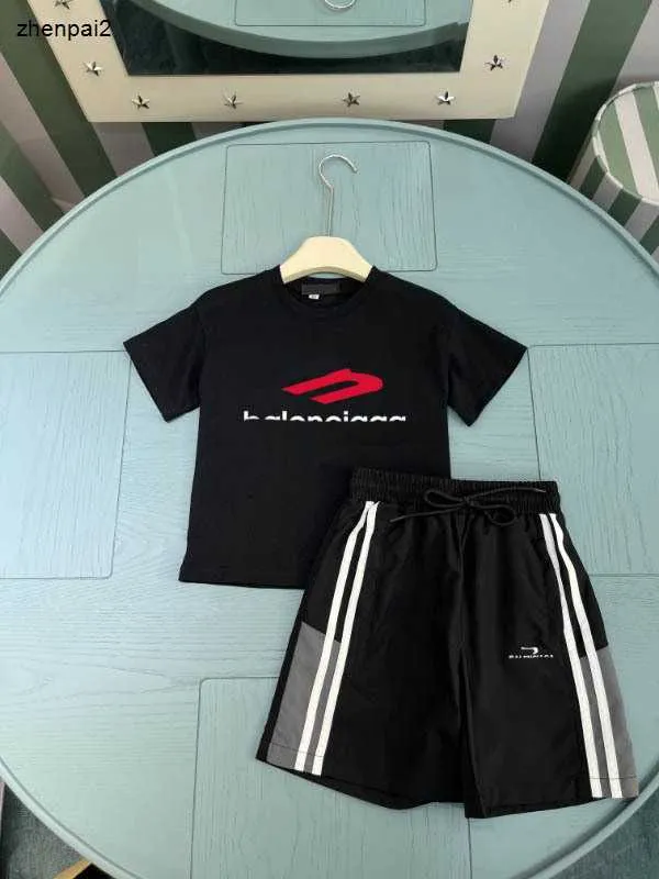 Parcours de luxe pour bébé Souet Boys Set Kids Designer Clothes Taille 100-150 cm T-shirt imprimé de logo et shorts de design rayé 24aPril