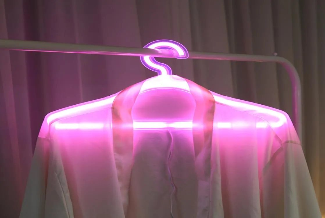 Kreatywne ubrania LED Wieszarki Neon Light Ubrania Wieszkierki Ins Lampa Propozycja Romantyczna suknia ślubna Dekoracyjna ubrania 116 P24746178