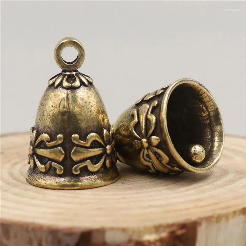 Decorative Figurines 1PC Brass Hand-made Vintage Pattern Keychain Bell Pendant Gift Fashionable Decoration Hanging For Christmas Party