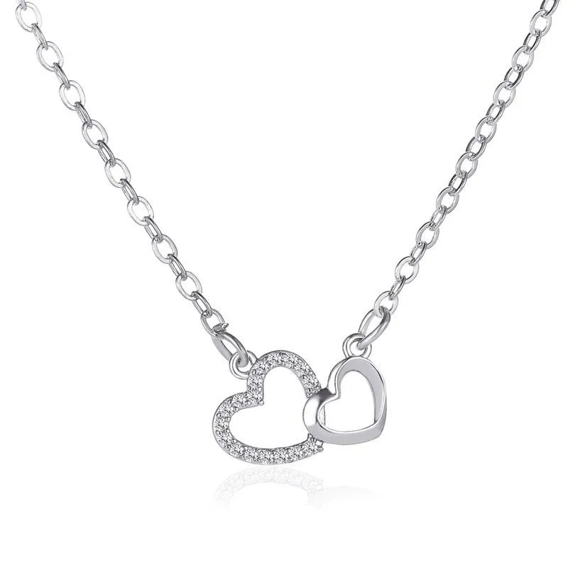 Collier de double coeur creux en métal simple pour les femmes créatives coeur connecté en argent Color Collier de chaîne de clavicule Party Bijoux