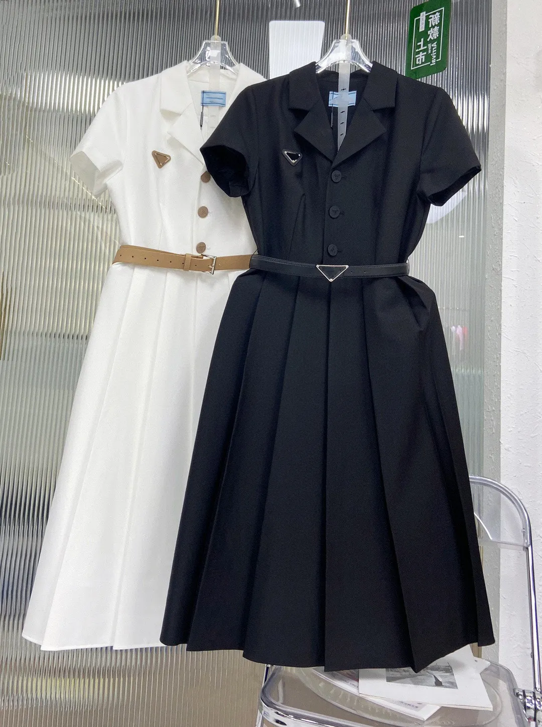 Parada Damenkleid Designer -Rock kurzärmeliges Hemd Patchwork plissierter langer Rock mit trendigem Taille Cinching -Kleid gepaart mit Gürtelrock gepaart