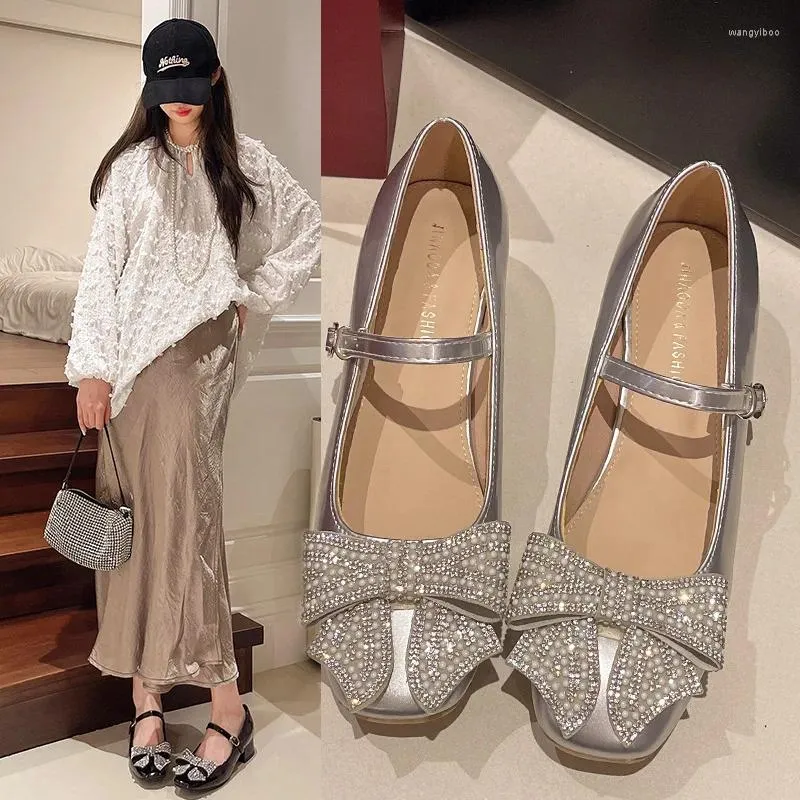 Chaussures habillées 2024 Printemps et automne épais avec Mary Jane Femmes Français Bouton One-Line Diamond-bouche Silver Single
