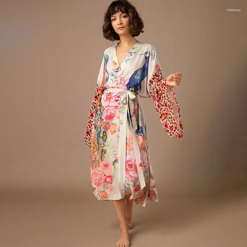 Beach Kimono pour les femmes de maillot de bain imprimé Peocock Cover up Robe enveloppe de selfait en bord de baignade en bord de mer Lavender 2024