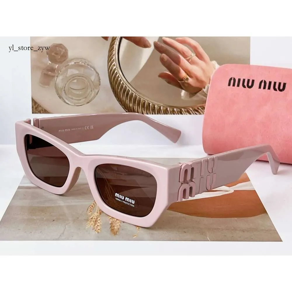 Mui Mui Lunettes de soleil de haute qualité Mui Mui Glimpse 2024 Femmes d'été classiques Cat Eye Rectangle Sunglasses pour femmes Mui Designer Fashion Brand M LETTERS LETTERS 1051