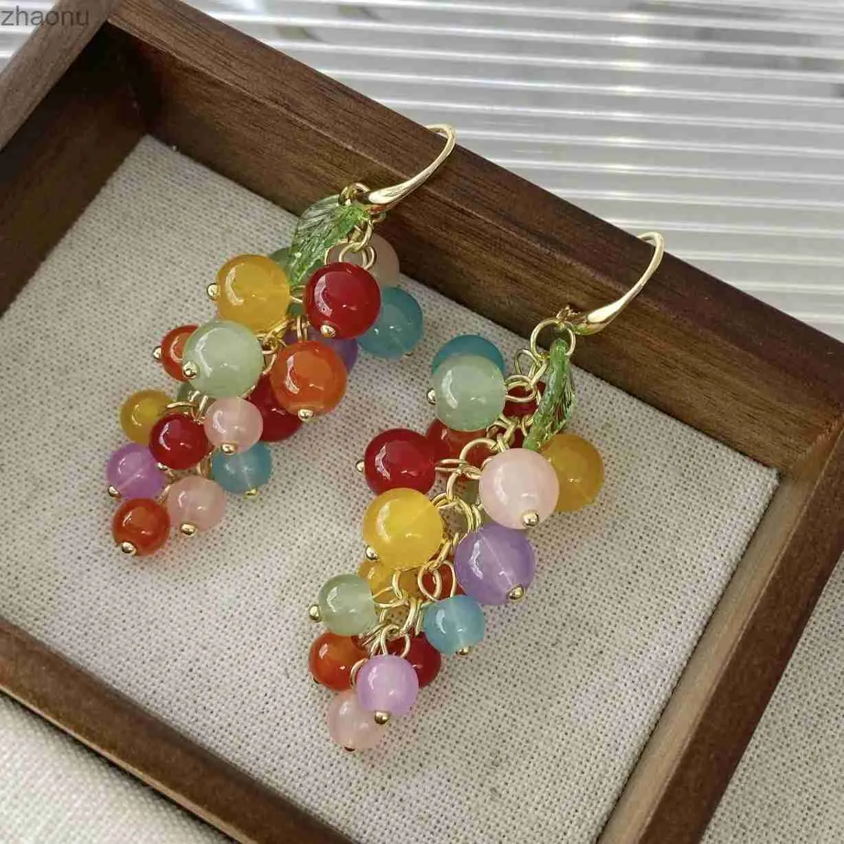 Boucles d'oreilles perlées à la main de couleur de couleur de couleur.