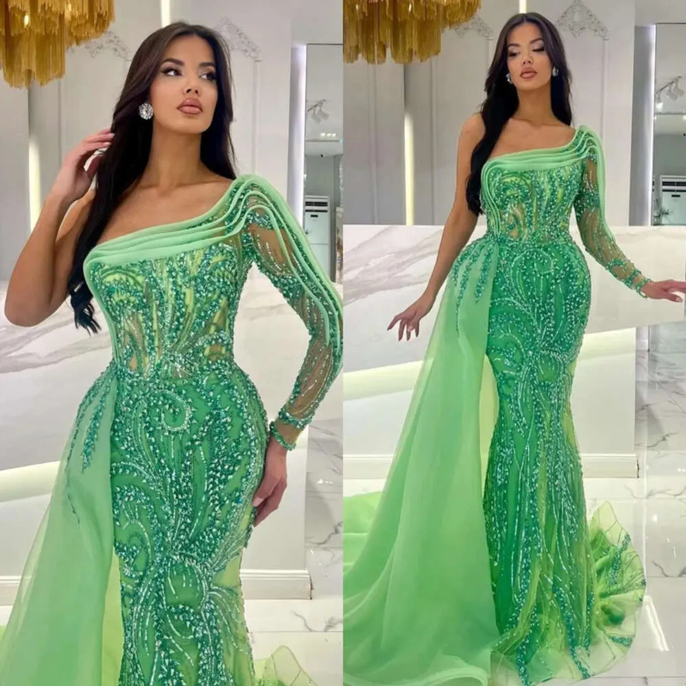 Vestidos de sereia verde da noite em árabe com uma espinhagem de um ombro formal de baile formal de renda de renda vermelha vestido de tapete de babados de babados de soiree