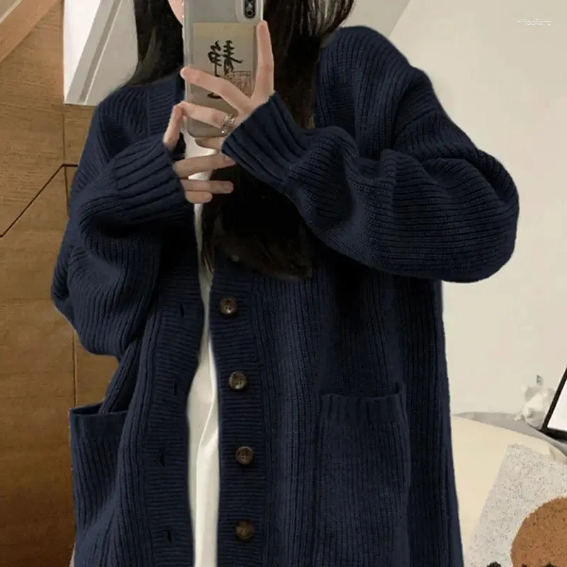 Japonais de pull à style rétro japonais pour femmes pour l'automne et l'hiver 2024 Top de cardigan tricot bleu marine