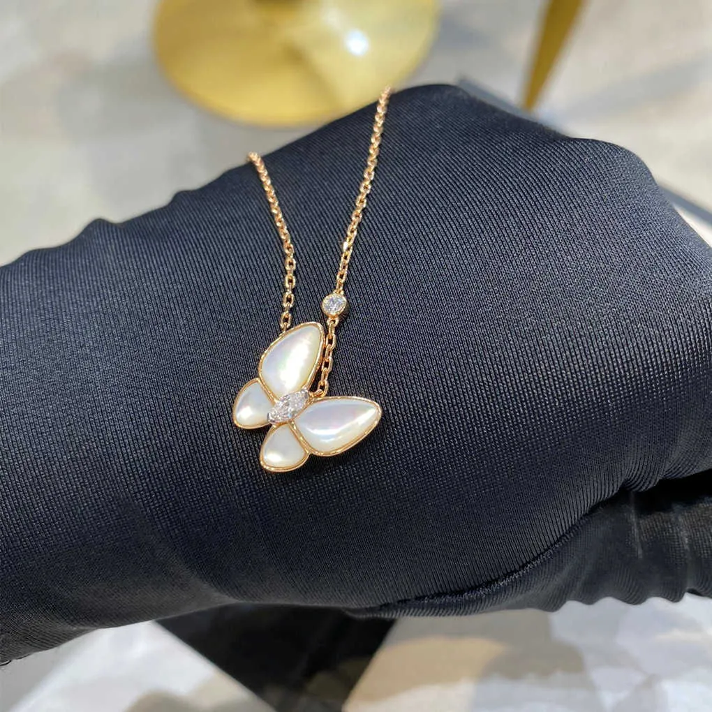 Designer High Version V Gold High Version Butterfly Natural White Fritillaria Collier pour les femmes Pendante rose 18 carats à plaque épaisse avec chaîne de col