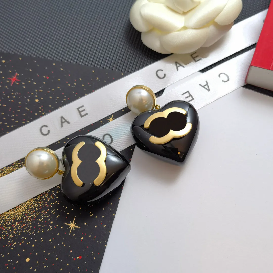 Designer Black Heart-Shaped Earrings Exquisite 18k Gold-Plated Fashionable Temperament High-Quality Female Earrings High-Quality Pearl Gift Earring Box