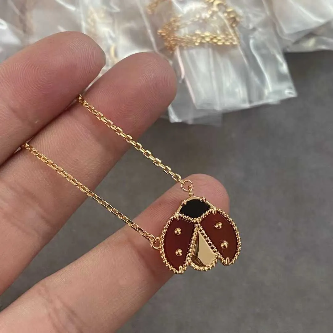 Colar de designer de alta qualidade Vancleff para mulheres colar de joaninha banhado com 18k Gold Rose CNC CNC Seven Star Ladybug Pingente Chain Chain Edition