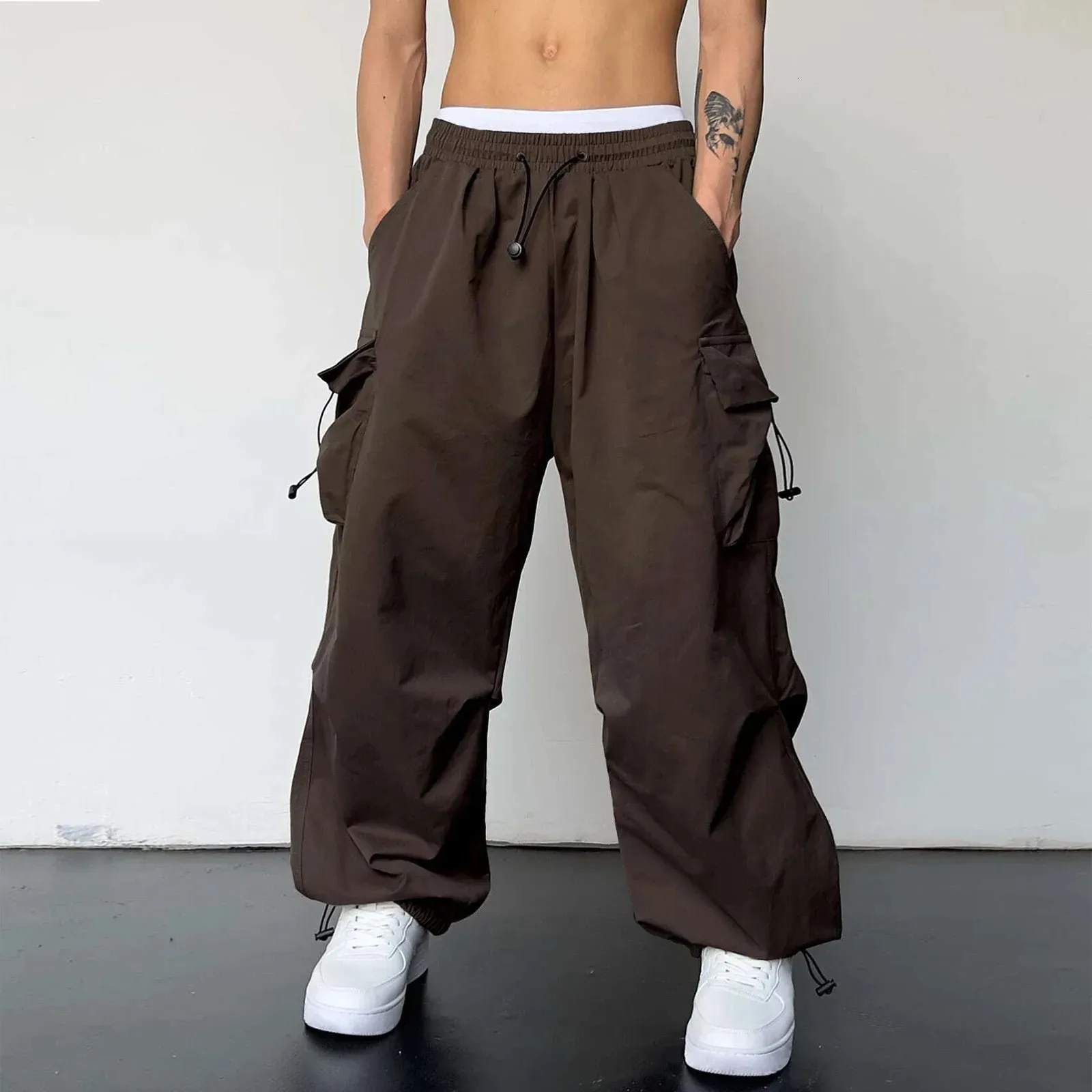 Pantaloni sportivi in ​​vita casual intrecciati intrecciati multiplo a piede tascabile con pantalone solido uomo streetwear maschi da lavoro da lavoro vende 240422