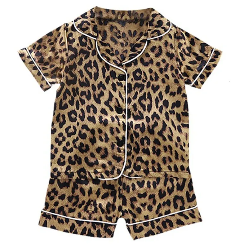 Les enfants pyjamas Set Leopard Satin Satin enfants garçons filles Sleepings Tenues Set à manches courtes Blouse TOPSShorts SleepingWear 240506