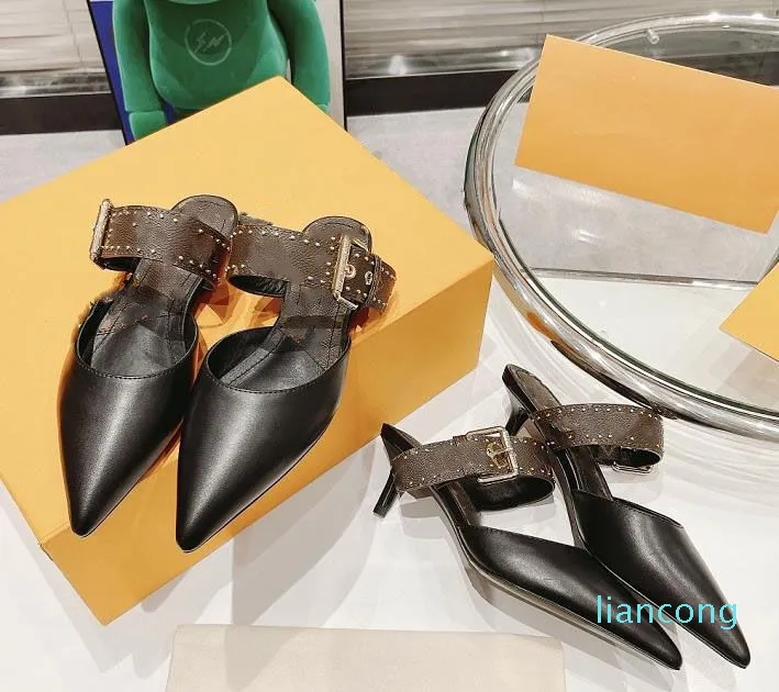 2024 Nouvelles chaussures Sandals Brand de mode pour femmes à motifs de vache à motifs de vache font des chaussures plates de qualité supérieure, talons hauts 35-40