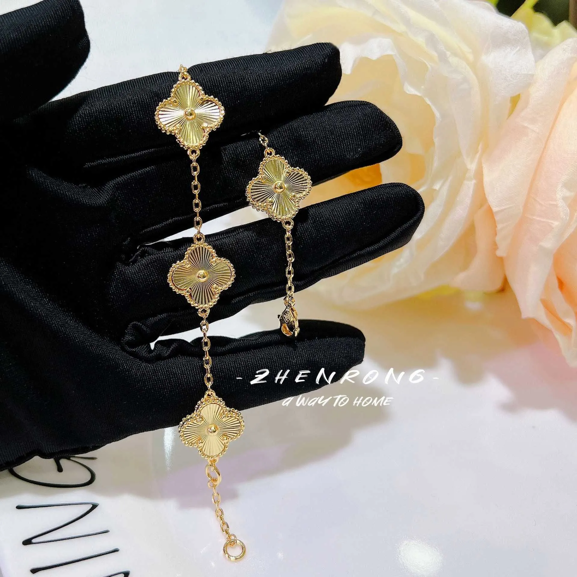 Bracelets de bijoux haut de gamme Vancleff pour femmes Bracelet de trèfle laser pour femmes Small and Luxury High Clover Flover Flower Chain Real Gold Electroplated Female Original 1: 1