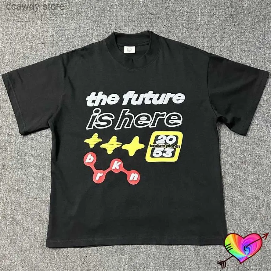 T-shirts masculins 2024SS Yellow Star Broken Planet t Men Women the Future est ici T-shirt en mousse imprimé espace court SEVE H240507