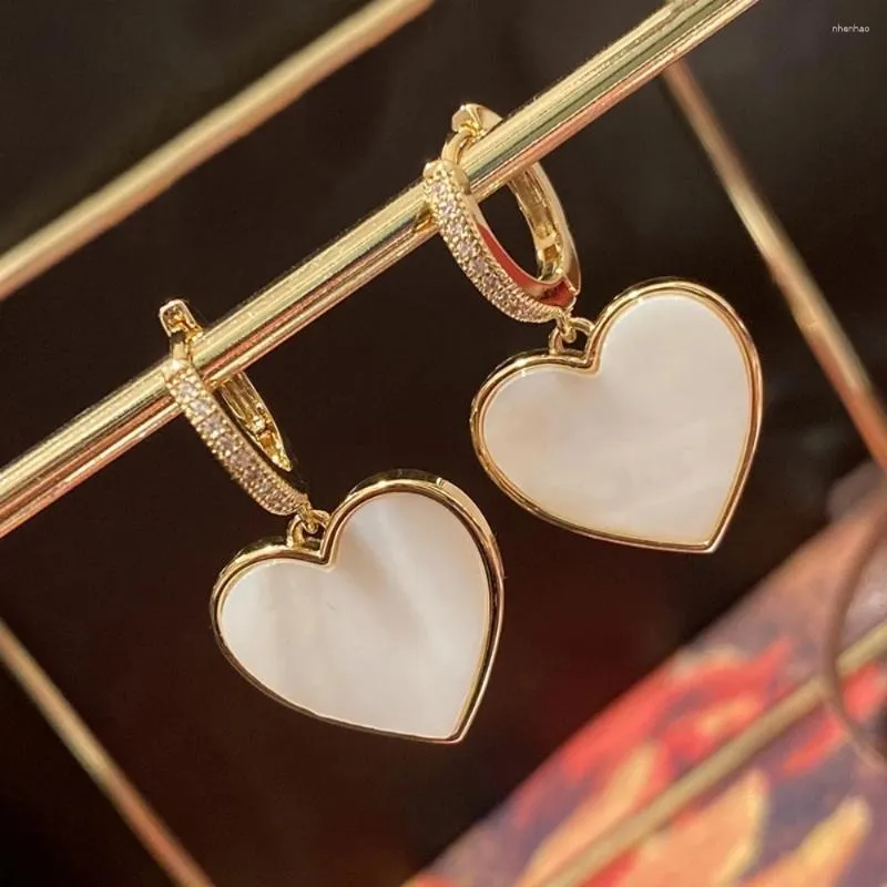 Dangle Earrings 2024 Classic White Fritillaria Love Designファッションエレガントな高品質のジュエリーの女性記念日ギフト。