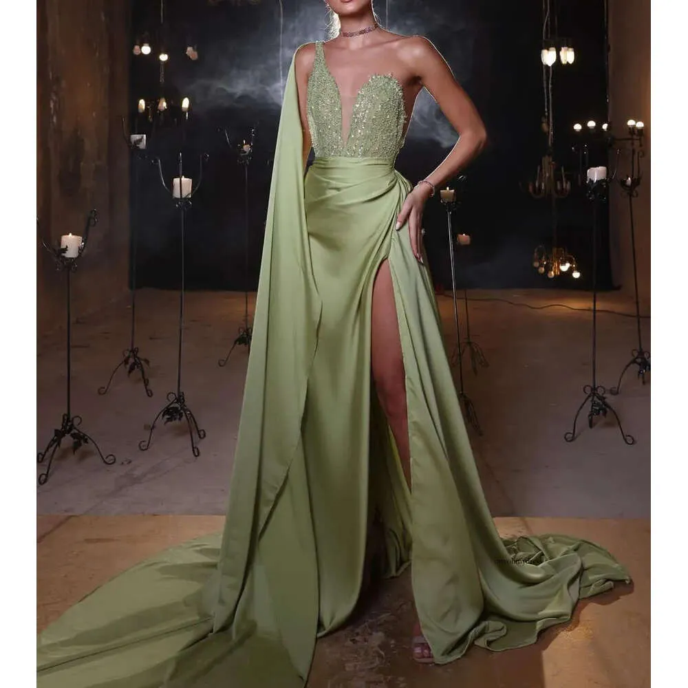 Green Prom Sleeveless V Neck Satin One Shoulder Appliciques Sequins Dresses With Cape Side Slit golvlängd Kvällsklänning Plus Size Custom Made 0431 0513
