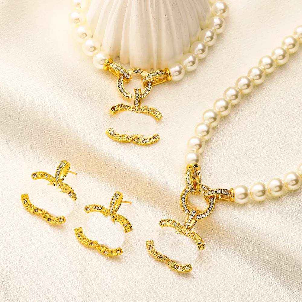 18K Gold Bated Designer Colar Bracelets Brincos Jóias Conjunto de jóias Retro Romântico Monogram preto vermelho Cristal de cristal de cristal Família de moda casal Bangle