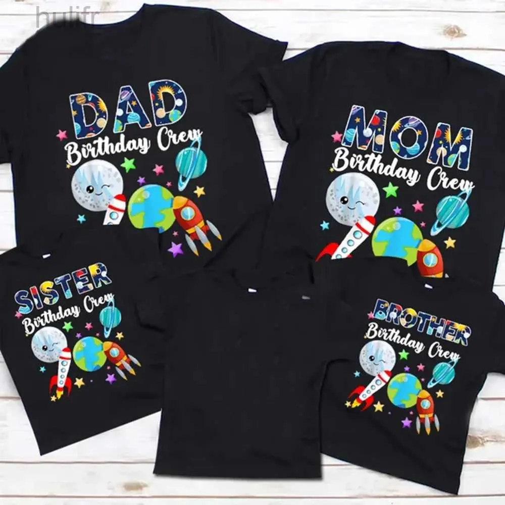 Familienübereinstimmende Outfits Outer Space Family Matching Kleidung Outfits Kinder T -Shirt Astronaut Geburtstagshemd Custom Space Party Jungen Kleidung Outfit Sommer D240507