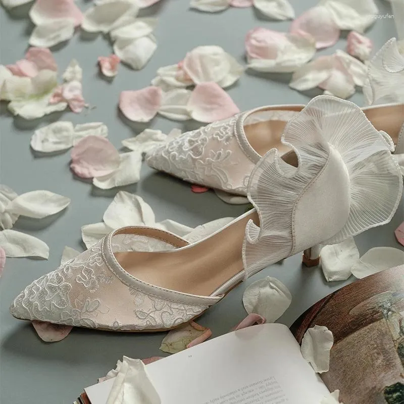 Scarpe eleganti primaverili ed estate in pizzo appuntito sandali a medio tacco a goccia da sposa banchetto da sposa per piccole dimensioni da donna