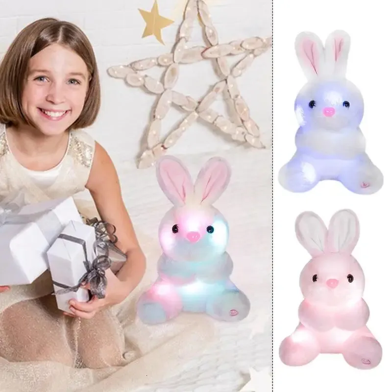 Освещение кроличьих плюшевых игрушек освещает кроличьи плюшевые игрушки, наполняющие животные, девочки освещают игрушки детские рождественские подарки 240424