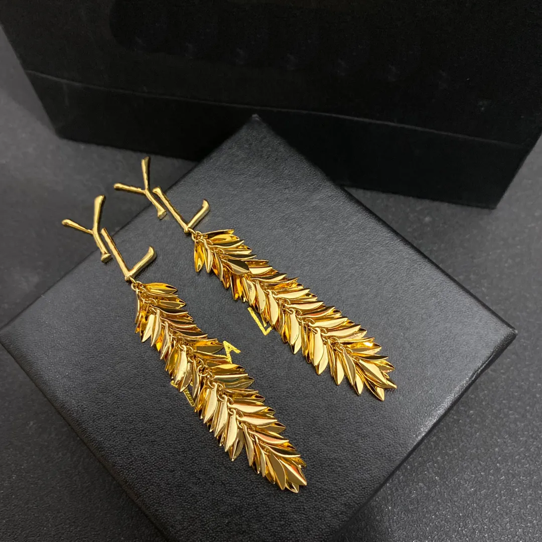 Designer Luxo Brincos de ouro 18k Brios de design luxuosos de temperamento do desenho feminino Brincos exclusivos para presentes de boutique de alta qualidade Presentes de aniversário Brincos