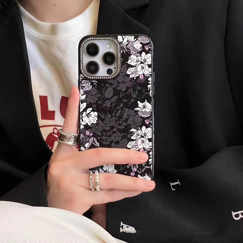 Étui de téléphone à fleurs de créateur pour Apple iPhone 15 Pro Max 14 plus 13 Luxury Pu Le cuir patch a pare-chocs à imprimé floral objectif diamant en diamant couverture arrière coque Fundas Black L