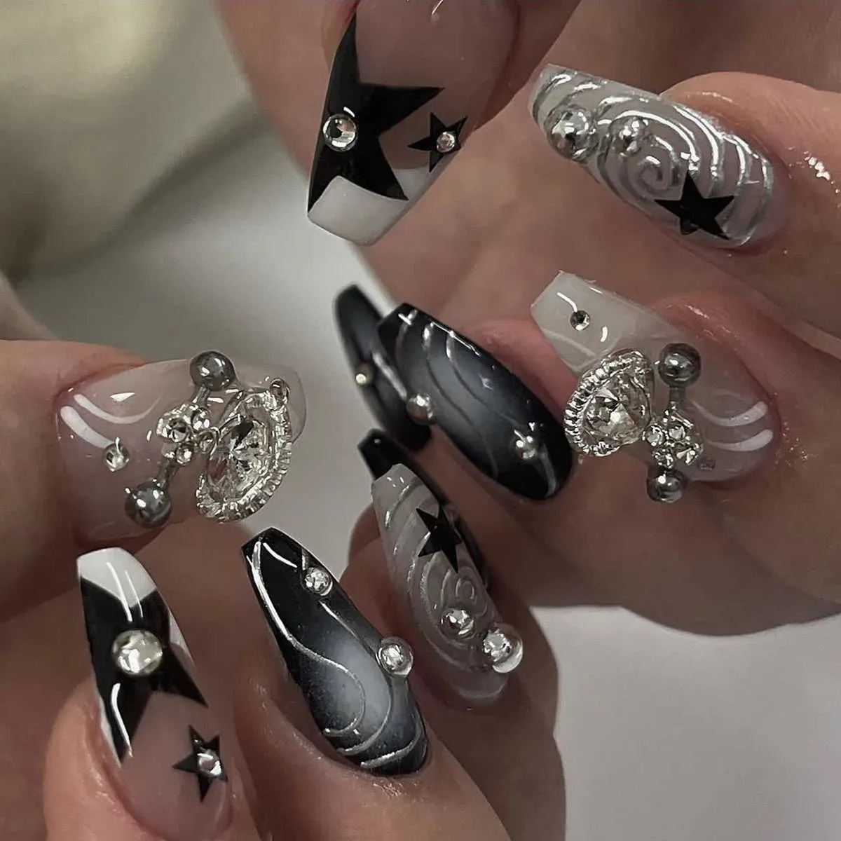 Valse nagels 24 -stks punk nep nagels zware metalen sliv kraal zwart ster ontwerp valse nagel patch draagbare y2k coole meisjesstijl pers op nagels t240507