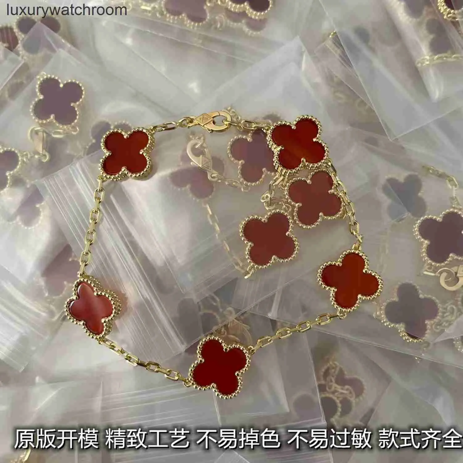 Vancleff High -End -Schmuckarmbänder für Frauen gegen Gold CNC 18K Roségold Roter Achate Stein Luck