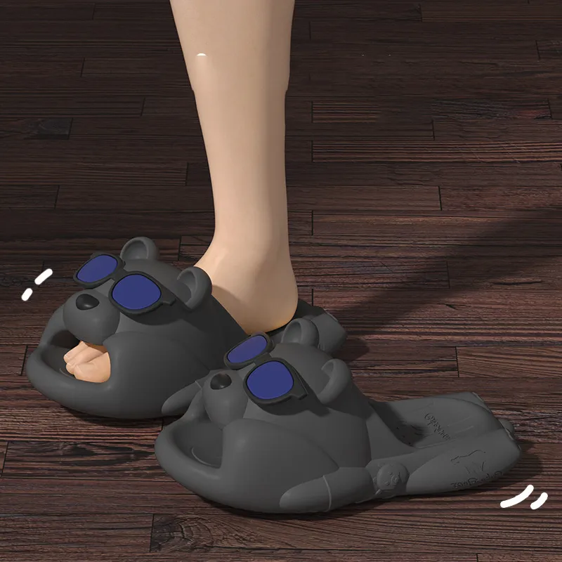 Sandálias fofas para mulheres no verão 2024 Nova decoração de casa interna não deslizante e pés com uma sensação de pisar nas fezes de chinelos para os homens usarem externamente