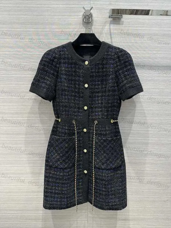 Designer Women's Casual Dress 2024 Spring and Autunno Nuovo piccolo vestito a stile profumato Design Design Cintura Design di chiusura Sliming sul corpo