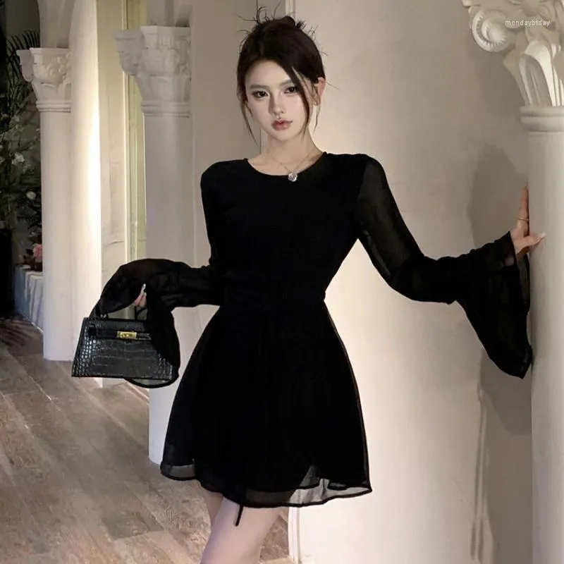 Robes décontractées Houzhou Backless Black Bref pour les femmes élégant dos creux out-up à manches longues en maille misé mini-robe de soirée